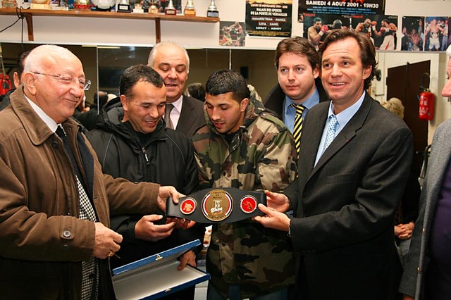 Remise de la ceinture de Champion de France de Boxe à Hasis HANDAMI au club de boxe de Benza