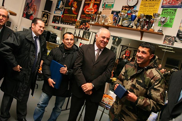 Remise de la ceinture de Champion de France de Boxe à Hasis HANDAMI au club de boxe de Benza