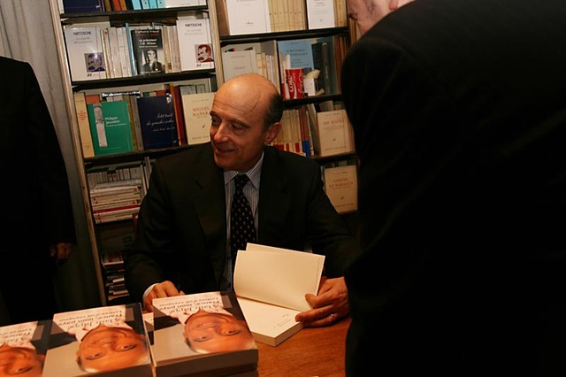 Alain JUPPE dédicace son livre à Marseille